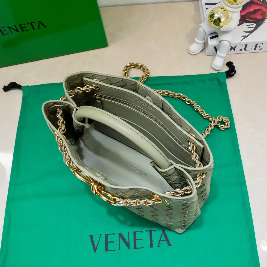 Batch 1960 BOTTEGA VENETA 2024 spring and summer new small ANDIAMO chain bag is also available! 🔥🔥I believe many friends have been waiting for a long time. The metallic chain adds a touch of sophistication to the original softness and elegance of Andiamo. The collision of classic craftsmanship and elegance creates a different kind of beauty. Style number: 6008 Size: 25*22*10.5cm